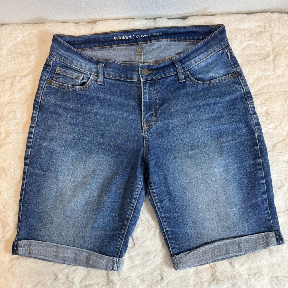 Old Navy Curvy Profile Bermuda Denim Shorts Mojave Medium Wash Size 6 Regular
